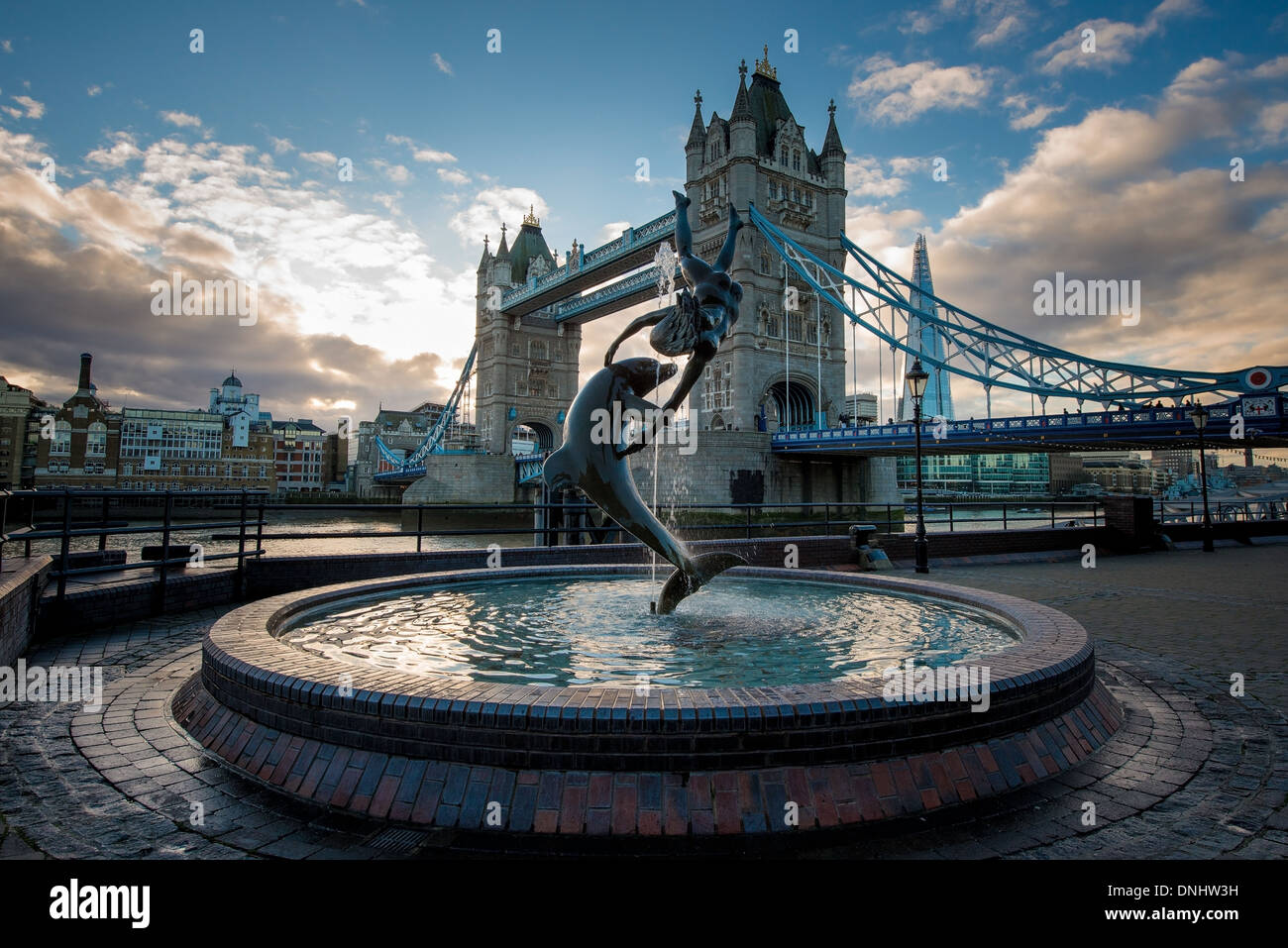 Berühmte Tower Bridge am Abend, Brunnen Ansicht, London, England Stockfoto