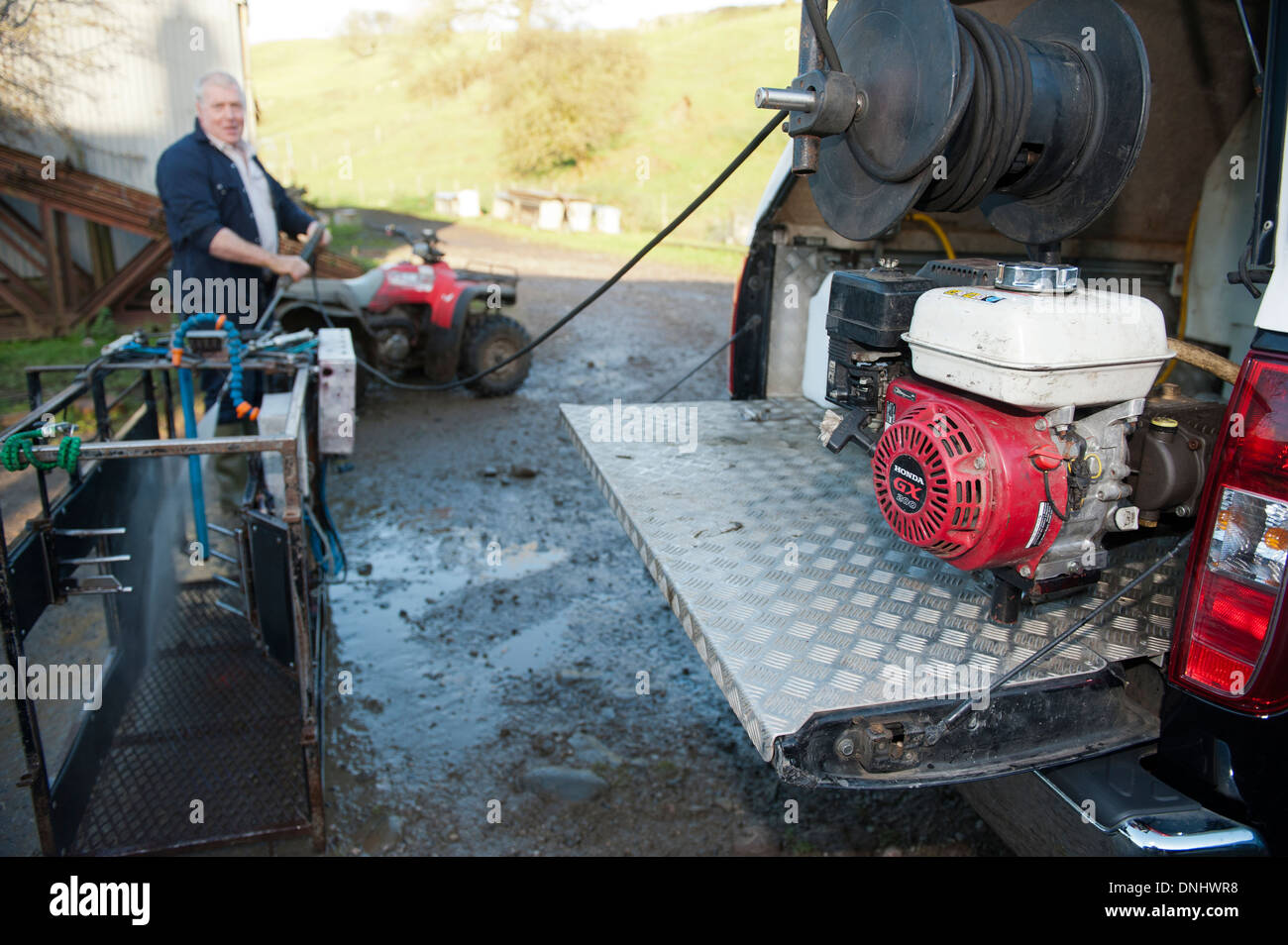 Auftragnehmer Reinigung aus seine Schafe Flurförderzeuge im Rahmen des Bio-Sicherheitsmaßnahmen zur Vermeidung von Krankheit. Cumbria, UK. Stockfoto