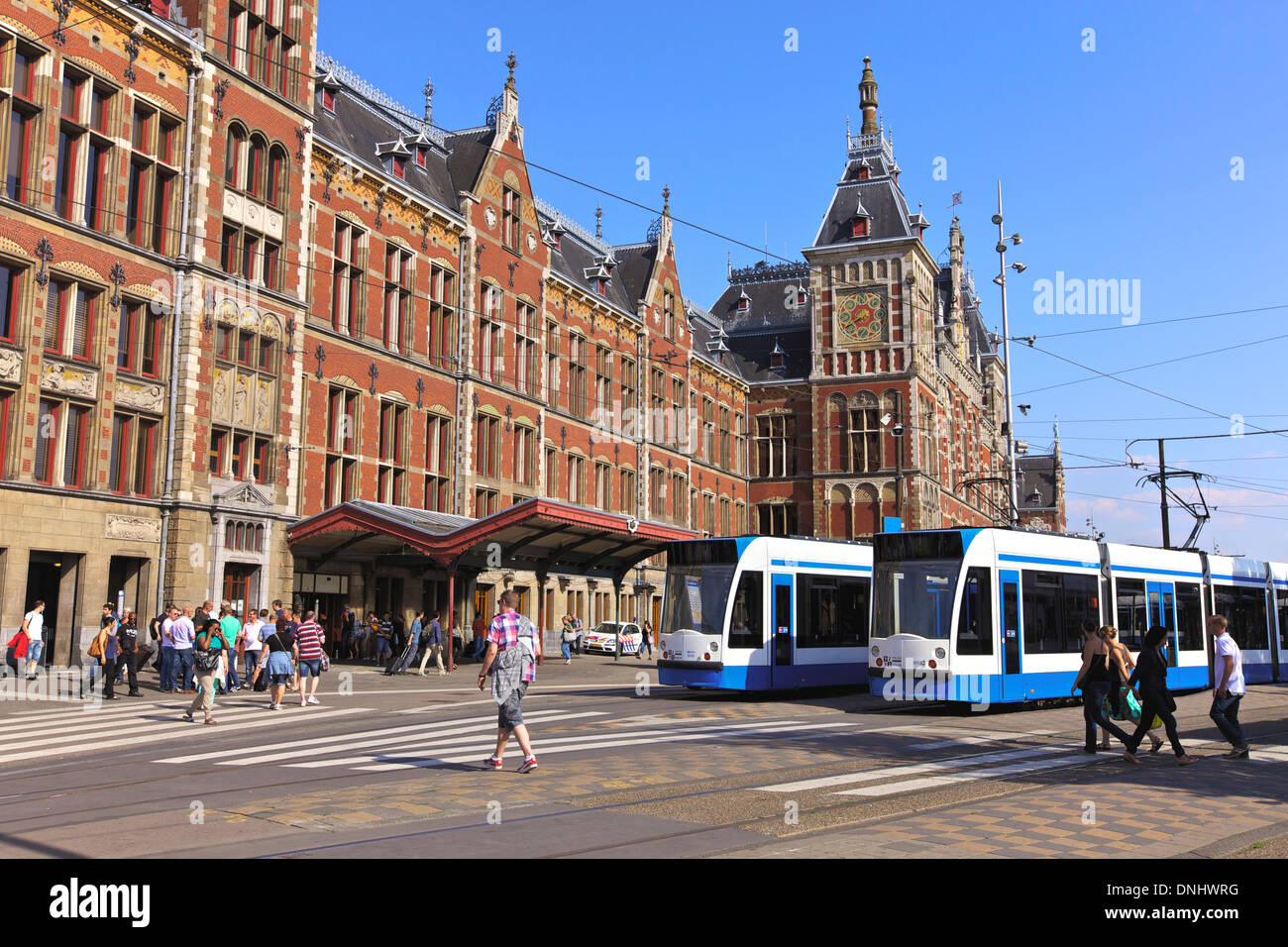 Amsterdamer Hauptbahnhof und öffentliche Verkehrsmittel und Straßenbahnen, Niederlande, Europa Stockfoto