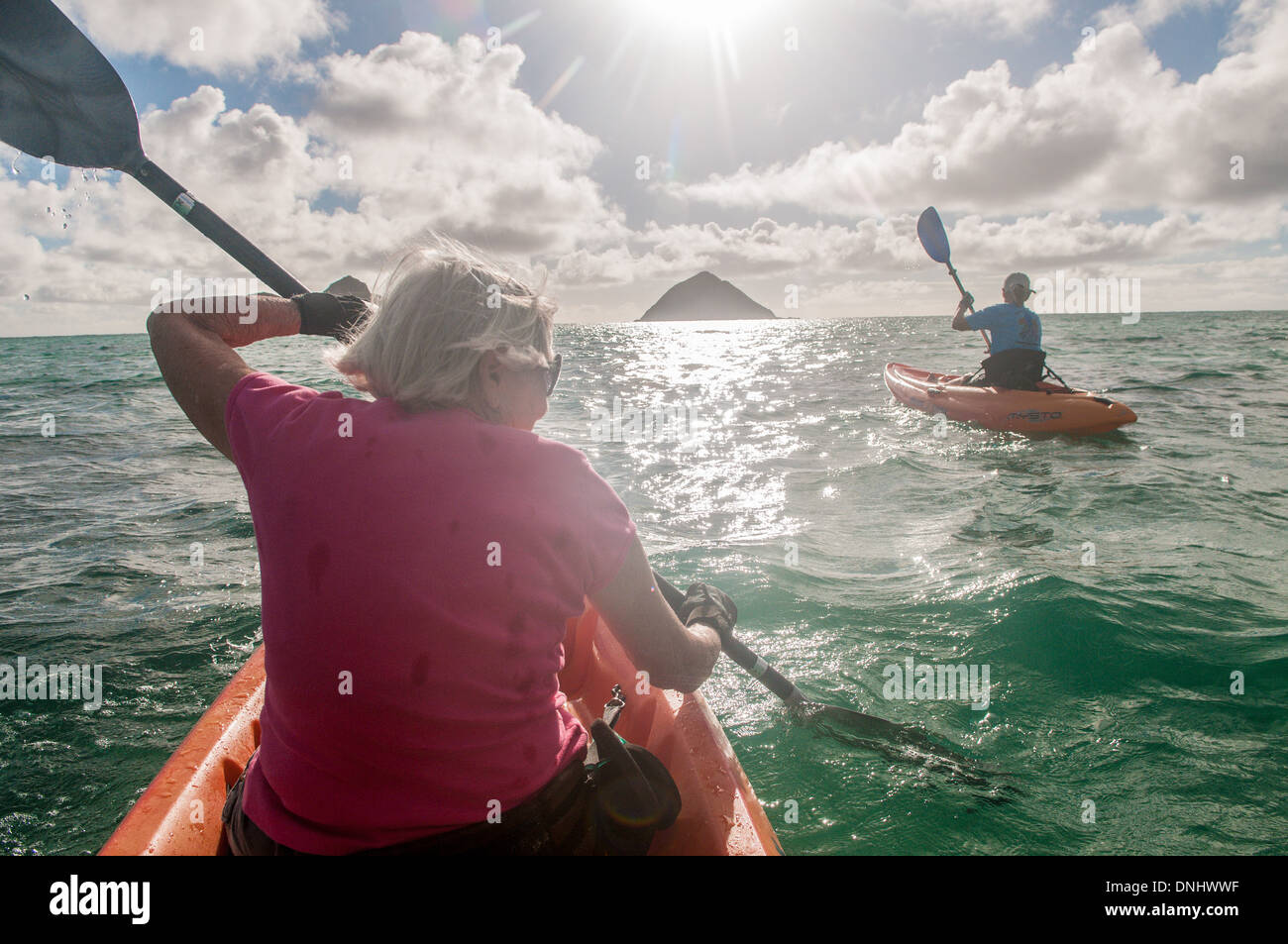 Reife Frauen, Kajakfahren in der Nähe der Mokulua Inseln, Kailua Bay, Oahu, Hawaii Stockfoto