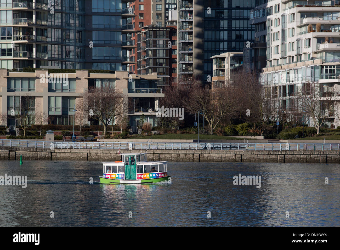 Granville Island Fähre von False Creek, Vancouver gesehen. Stockfoto