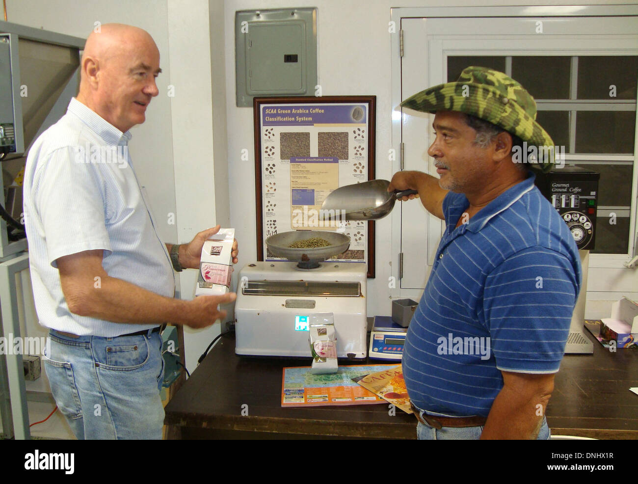 Las Carmelitas, Puerto Rico. 7. Januar 2013. Kurt Legner (L) und einer seiner Mitarbeiter wiegen Kaffeebohnen auf der Familienfarm Legner in Las Carmelitas, Puerto Rico, 7. Januar 2013. Unzufrieden mit der Kaffeequalität im deutschen Rheinland und New York, Kurt Legner beschlossen Arabica-Bohnen wachsen selbst auf einem Bauernhof in der Karibik. Ein Pfund seine Qualität Bohnen kostet bis zu 36 Dollar. Seine Reise aus dem deutschen Rheinland nach Puerto Rico wurde eine spannende Geschichte. Foto: BERND KUBISCH/Dpa/Alamy Live News Stockfoto