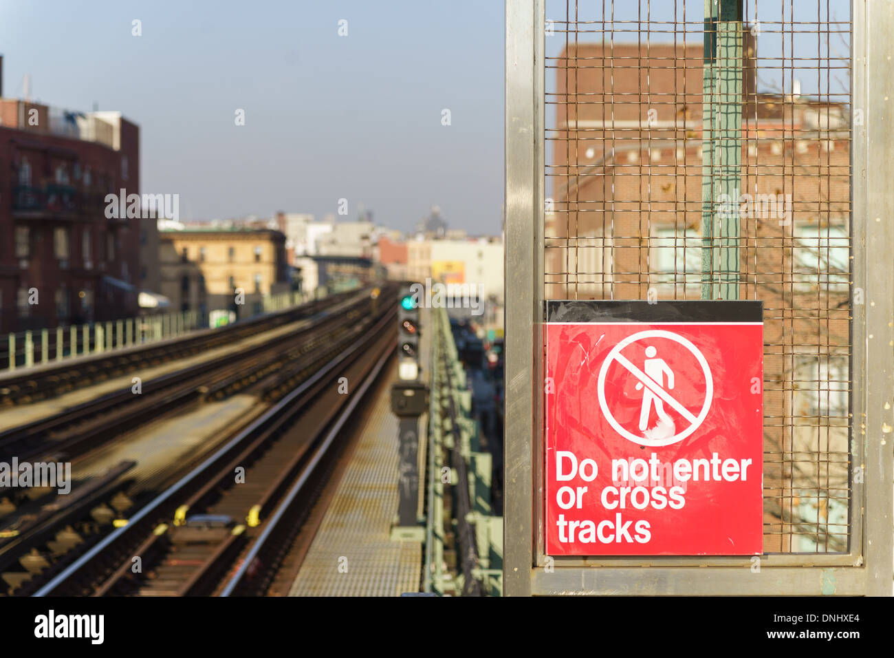 "Geben Sie nicht" Zeichen auf den Spuren des J, M, Z u-Bahn in Brooklyn, New York Stockfoto