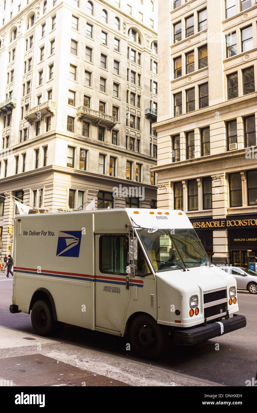 USPS LKW liefern Pakete in 17th Street und Fifth Avenue während der Ferienzeit Stockfoto