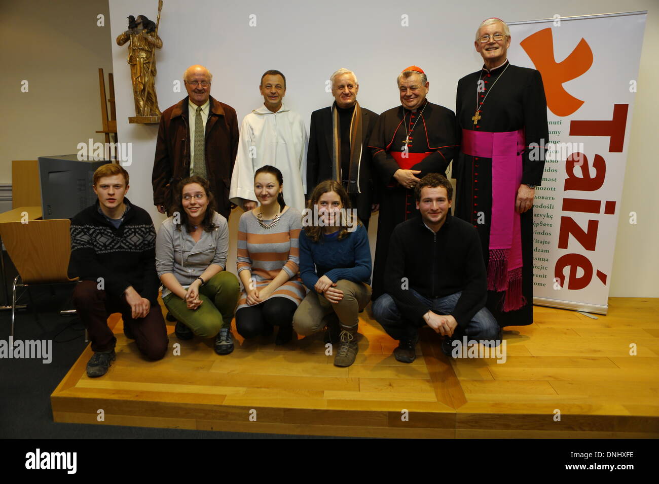 Straßburg, Frankreich. 30. Dezember 2013. Jean-Fran Ois Collange, Frère Alois, Pfarrer Daniel Fajfr, Kardinal Dominik Duka und Erzbischof Jean-Pierre Grallet sind abgebildet (l, R) gemeinsam mit den Jugendlichen aus nächstes Jahr Gastgeberstadt Prag. Prag in der Tschechischen Republik wurde als Gastgeberstadt des 2014 Taizé Europäischen Jugendtreffens "Pilgerfahrt der Vertrauen auf der Erde" auf einer Pressekonferenz bekannt gegeben. Die jungen Pilger waren auch Vertreter der diesjährigen Hosting-Kirchen gedankt. Bildnachweis: Michael Debets/Alamy Live-Nachrichten Stockfoto