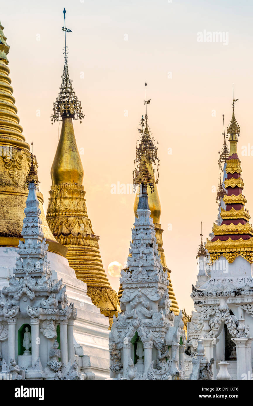 YANGON, MYANMAR - ca. Dezember 2013: Architektonische Details von der Shwedagon-Pagode in Yangon Stockfoto