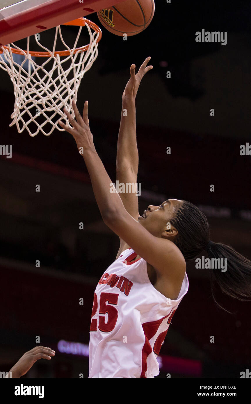 Madison, Wisconsin, USA. 30. Dezember 2013. 30. Dezember 2013: Wisconsin Badgers vorwärts-/Mitte Michala Johnson (25) Partituren in Überstunden von der NCAA Womens Basketball-Spiel zwischen Green Bay Phoenix und die Wisconsin Badgers. Die Dachse besiegte den Phönix in der Overtime 65-61 im Kohl Center in Madison, Wisconsin. John Fisher/CSM/Alamy Live-Nachrichten Stockfoto