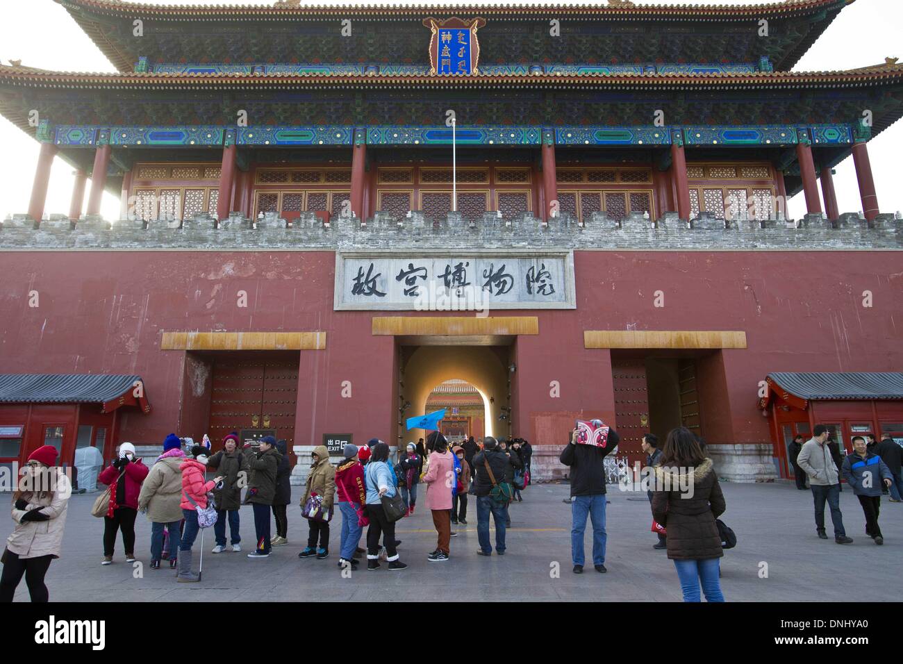 Palastmuseum Peking. 31. Dezember 2013. Touristen stehen vor dem Shenwu Tor der verbotenen Stadt in Peking am 31. Dezember 2013. Die Verbotene Stadt, auch bekannt als das Palastmuseum, wird am Montag seit 1. Januar 2014 geschlossen werden. Aber Publikumstage und montags während der 1. Juli bis 31. August wird das Museum noch geöffnet werden. © Zhao Bing/Xinhua/Alamy Live-Nachrichten Stockfoto