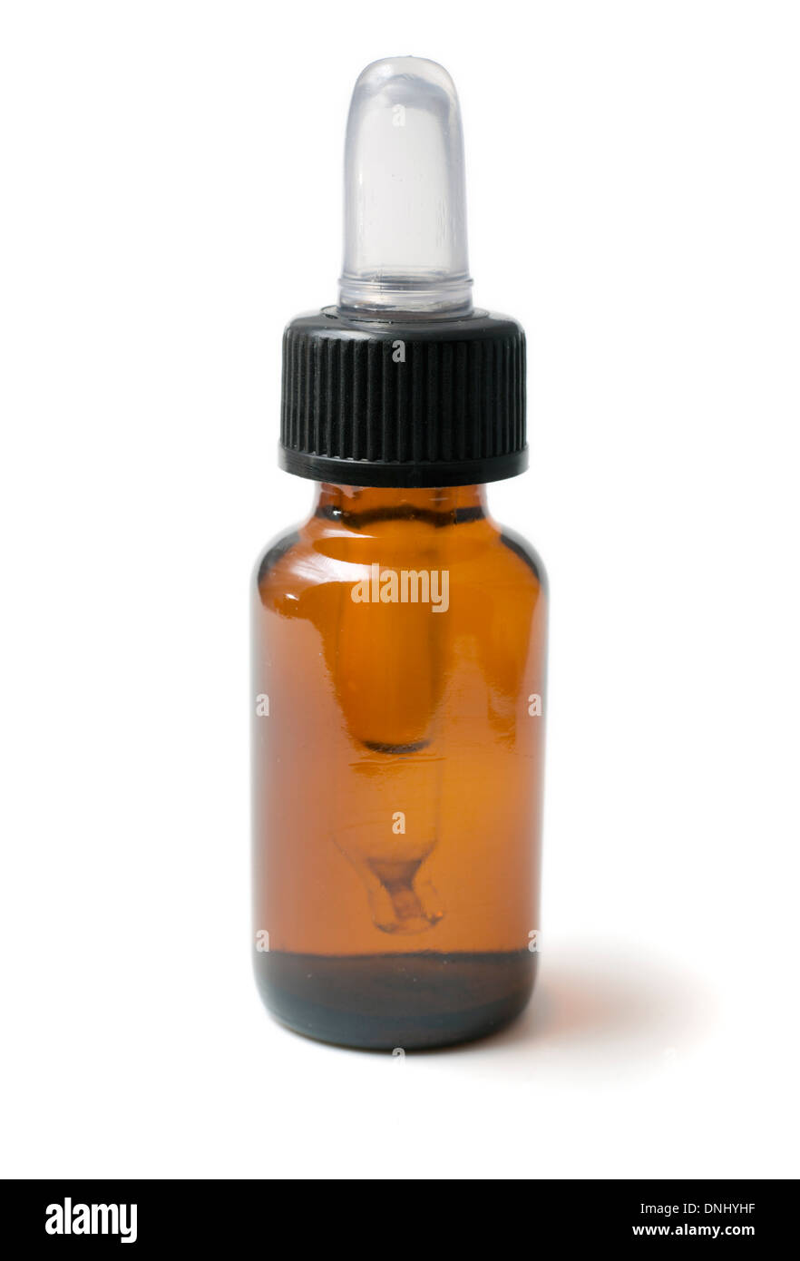 Amber-Glas-Flasche mit Glas Pipette fallen. Weißem Hintergrund Stockfoto