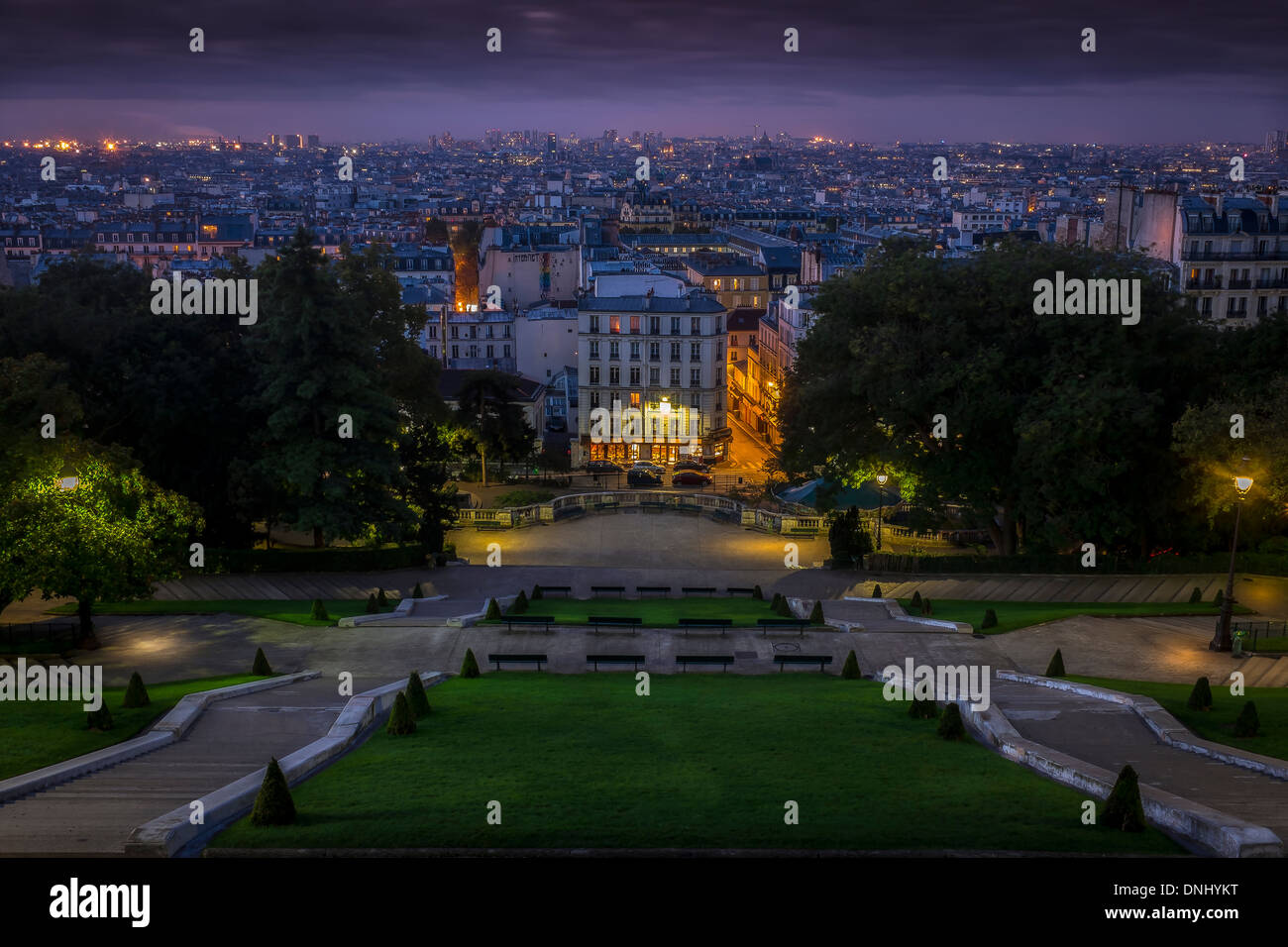 Götterdämmerung über Paris wie von den Stufen des Sacre Coeur Montmartre zu sehen. Stockfoto