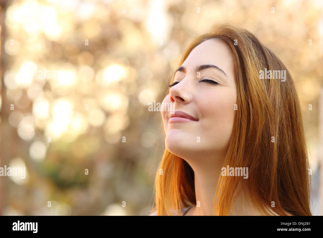Porträt einer schönen Frau, die Atem-Übungen mit einem Herbst unscharfen Hintergrund Stockfoto