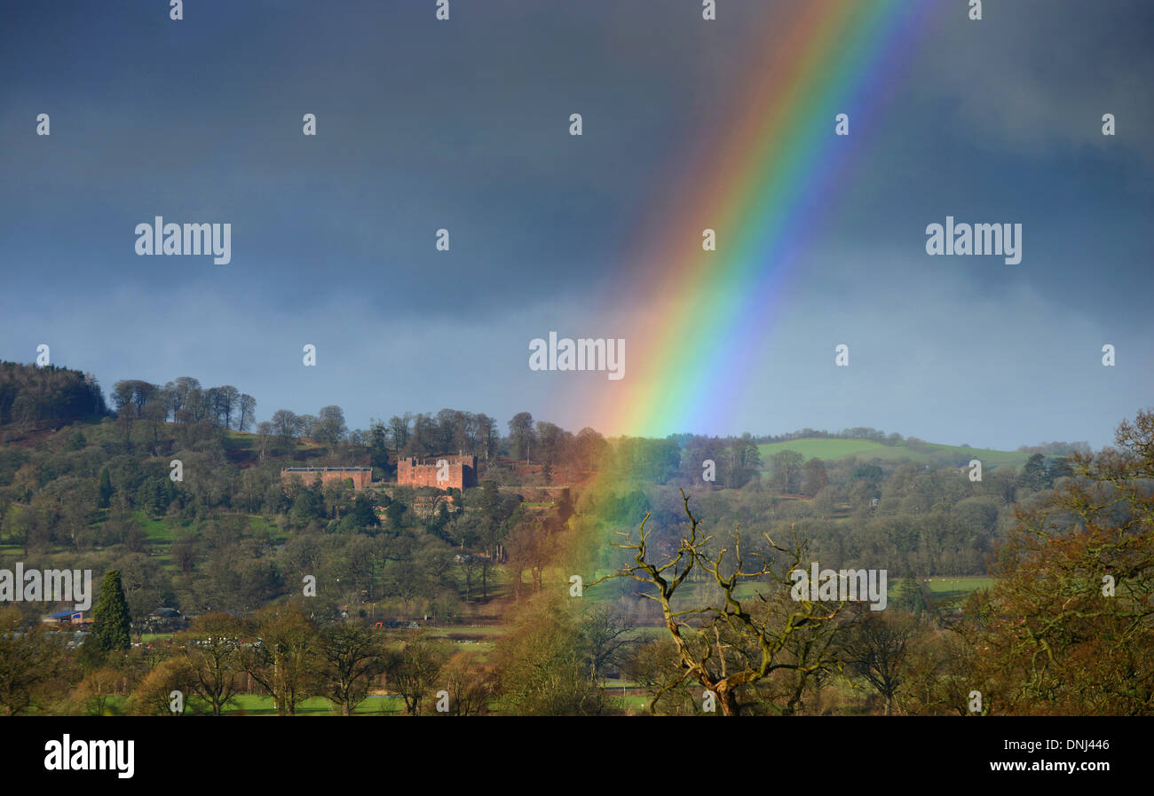 Regenbogen und Powis Castle in Wales Großbritannien Stockfoto