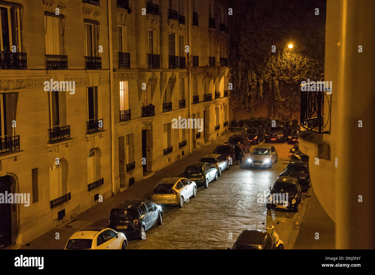 PARIS BEI NACHT, AVENUE DANIEL LESUEUR, KLEINE STRAßE ENDET IN EINER SACKGASSE, 7. ARRONDISSEMENT, PARIS (75), FRANKREICH Stockfoto