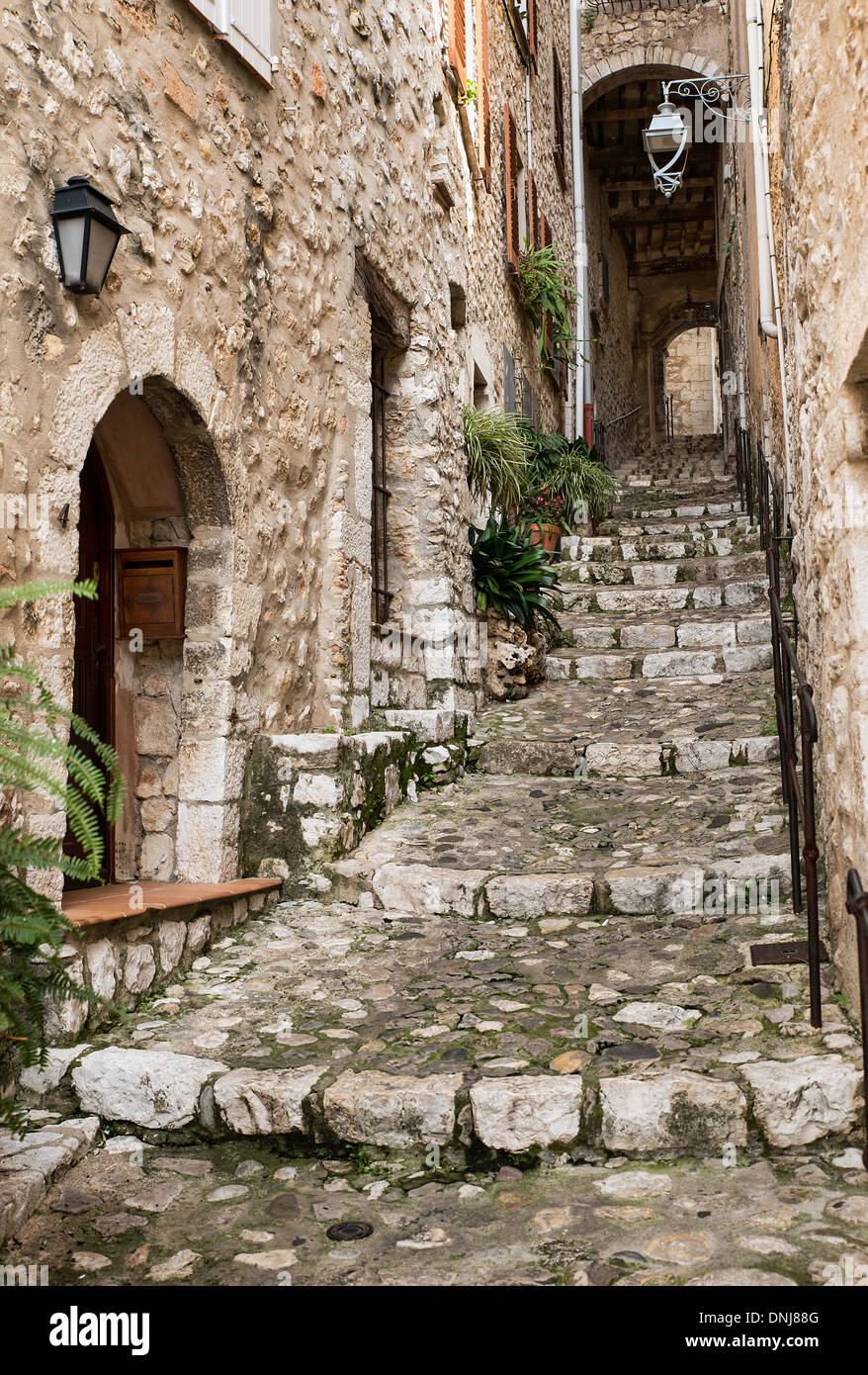 Rustikale Steinstufen führen hinauf in das mittelalterliche Dorf von St Paul de Vence, Provance, Frankreich Stockfoto