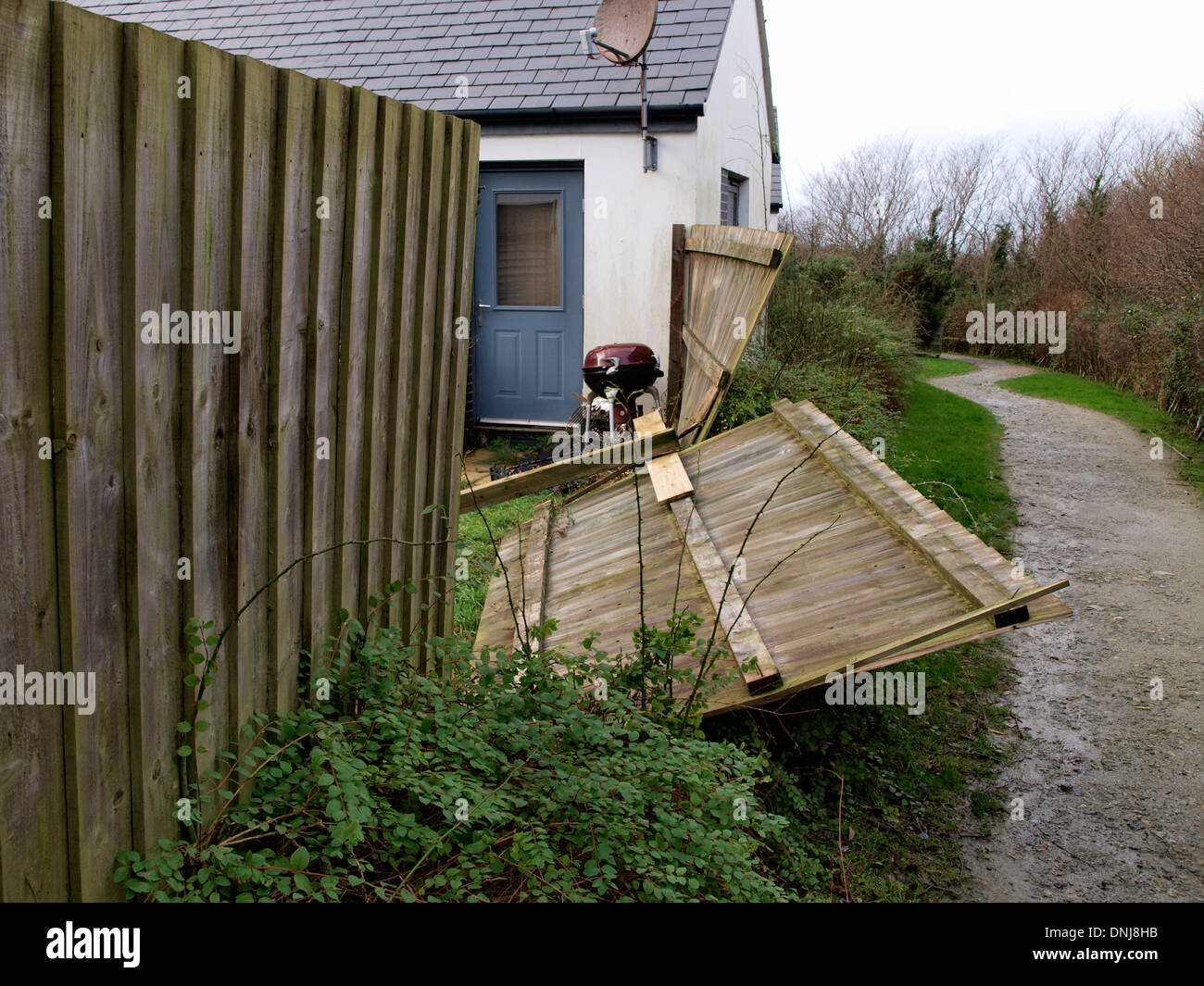 Zaun Panel umgeweht bei starkem Wind, Bude, Cornwall, UK Stockfoto