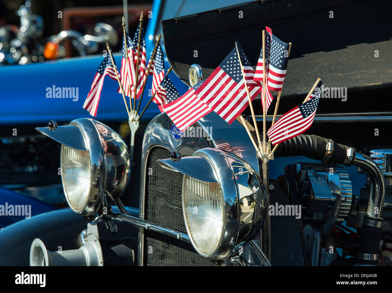 Detail eines klassischen Ford-Autos mit amerikanischen Flaggen. Stockfoto