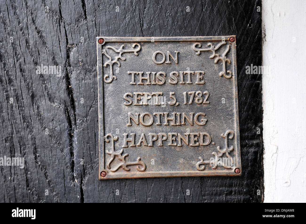 Roggen, East Sussex, England, UK. Gedenktafel in Kirchplatz - "auf dieser Website auf 5. September 1782 nichts passiert" Stockfoto