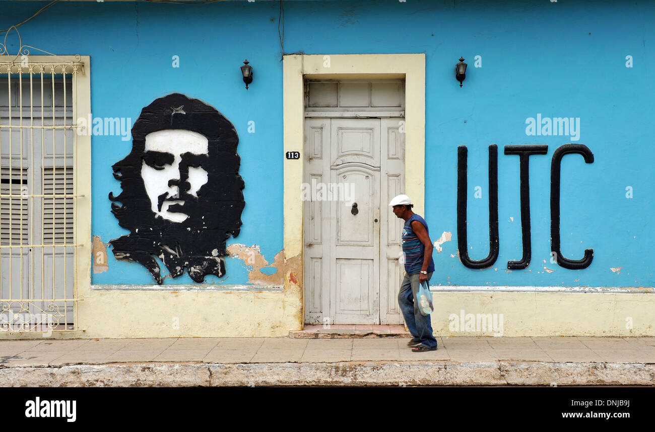 Ein Gemälde von Che Guevara mit ein Zeichen für die Ujc, der Jungen Kommunistischen Liga, (Unión de Jóvenes Comunistas, UJC) die Jugendorganisation, Trinidad, Kuba Stockfoto