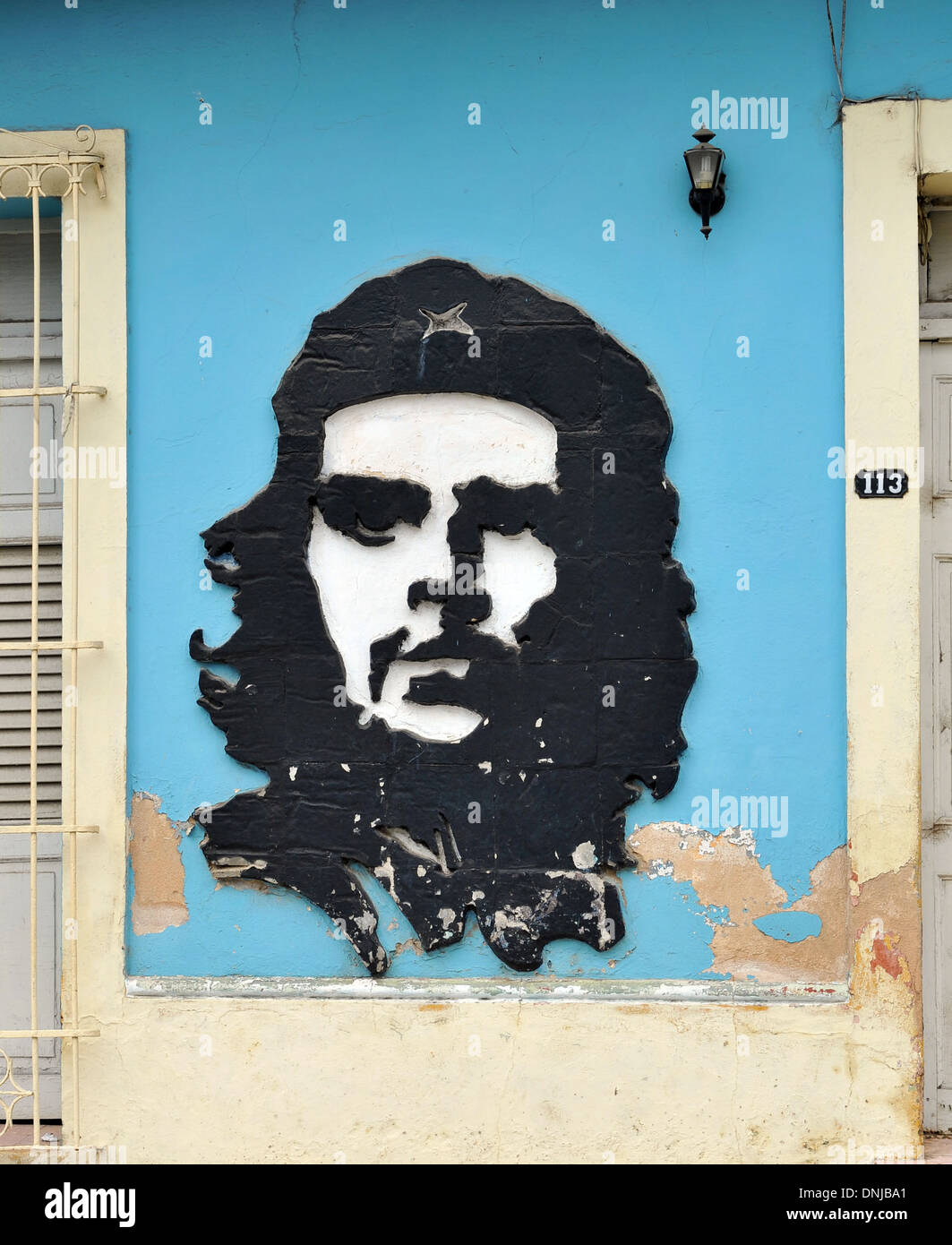 Ein Gemälde von Che Guevara mit ein Zeichen für die Ujc, der Jungen Kommunistischen Liga, (Unión de Jóvenes Comunistas, UJC) die Jugendorganisation, Trinidad, Kuba Stockfoto