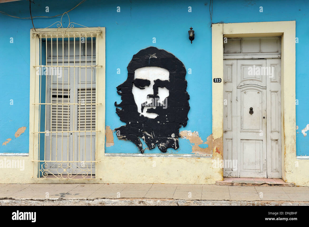 Ein Gemälde von Che Guevara mit ein Zeichen für die Ujc, der Jungen Kommunistischen Liga, (Unión de Jóvenes Comunistas, UJC) die Jugendorganisation, Trinidad, Kuba Stockfoto