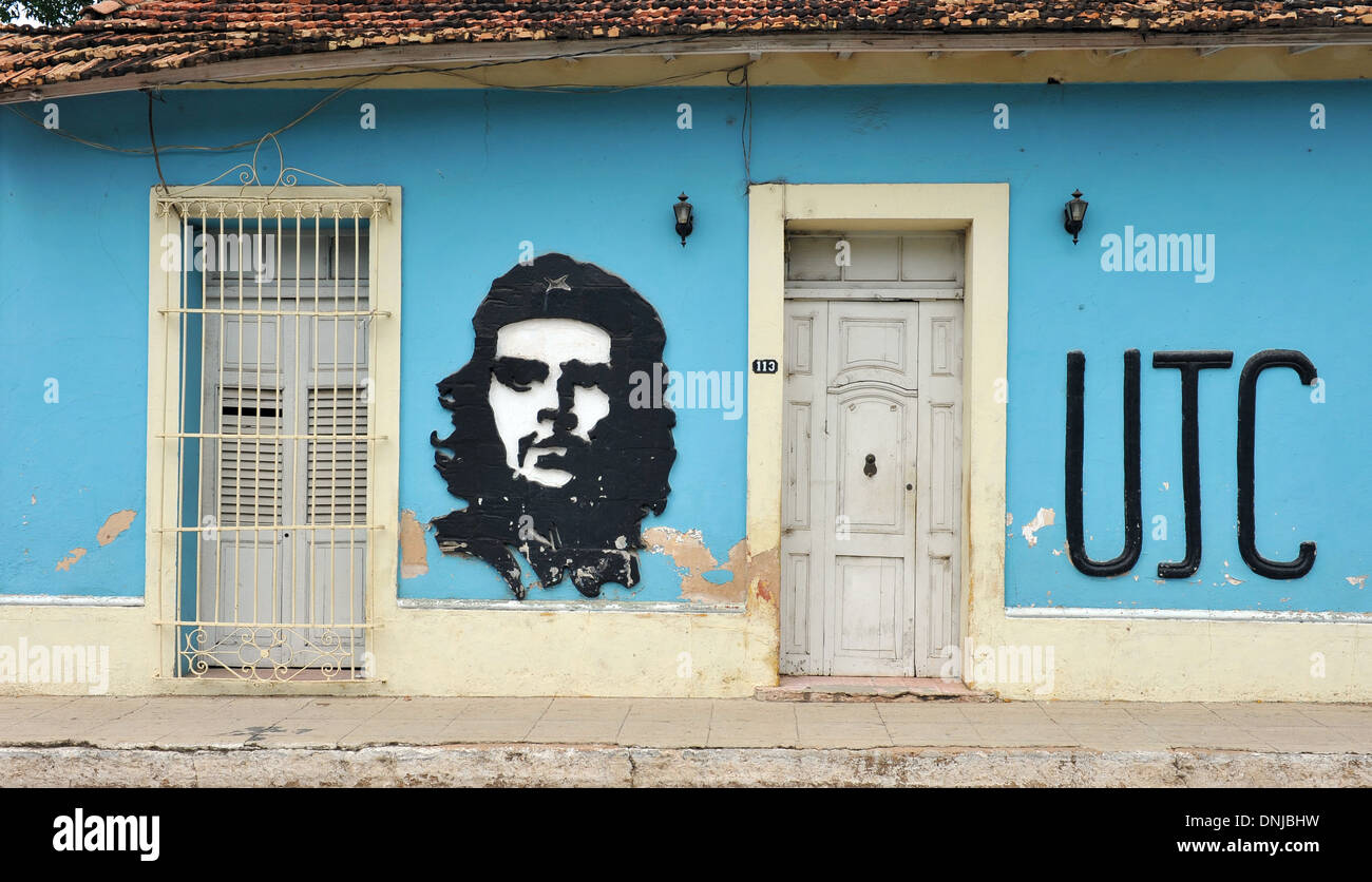 Ein Gemälde von Che Guevara mit ein Zeichen für die Ujc, der Jungen Kommunistischen Liga, (Unión de Jóvenes Comunistas, UJC) die Jugendorganisation, Trinidad, Kuba Stockfoto