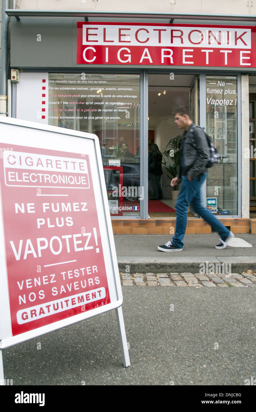 VERKAUFTE VON E-ZIGARETTEN (ELECTRONIK ZIGARETTE) ZU SPEICHERN, SAGT RAUCH  NICHT MEHR MELDEN, VERSUCHEN SIE DAMPFEN, CHARTRES, EURE-ET-LOIR (28),  FRANKREICH Stockfotografie