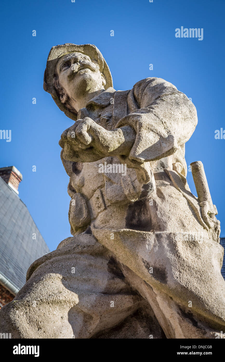 FRANZÖSISCHE SOLDATEN DES GROßEN KRIEGES MIT EINER GRANATE IN SEINER HAND, WELTKRIEG EINEN TOTEN KRIEGERDENKMAL, RUGLES, EURE (27), FRANKREICH Stockfoto