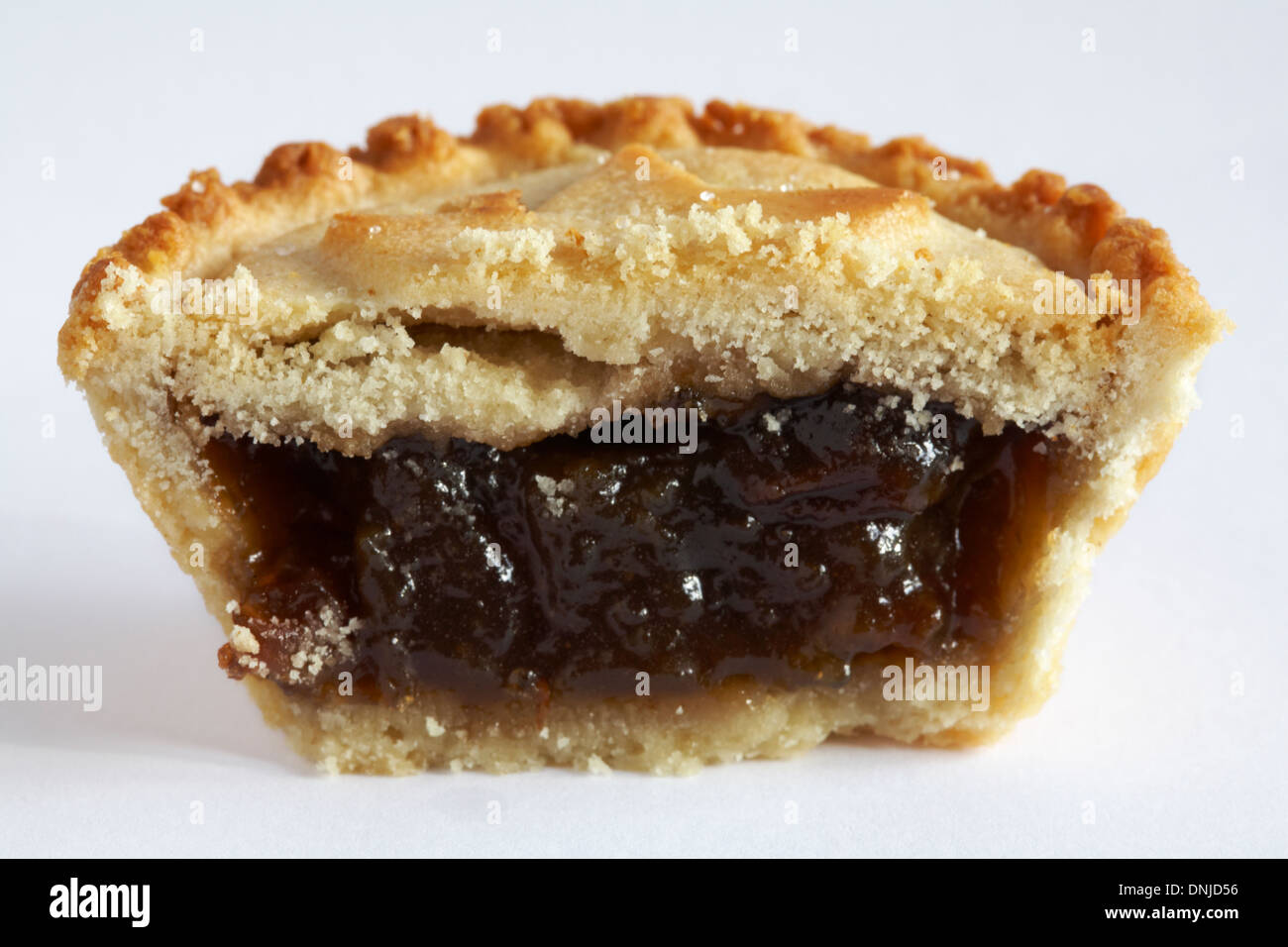 Weihnachten Mince Pie halbiert auf weißem Hintergrund Stockfoto