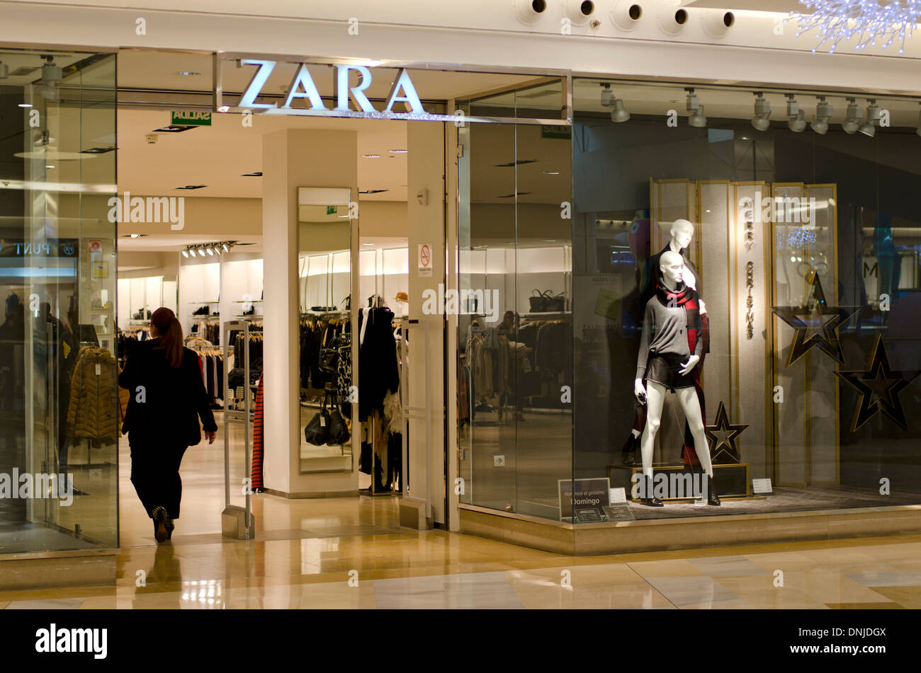 Eingang der Zara-Frau und Mann Bekleidungsgeschäft in Miramar Einkaufs- und Freizeitzentrum, Fuengirola, Spanien Stockfoto