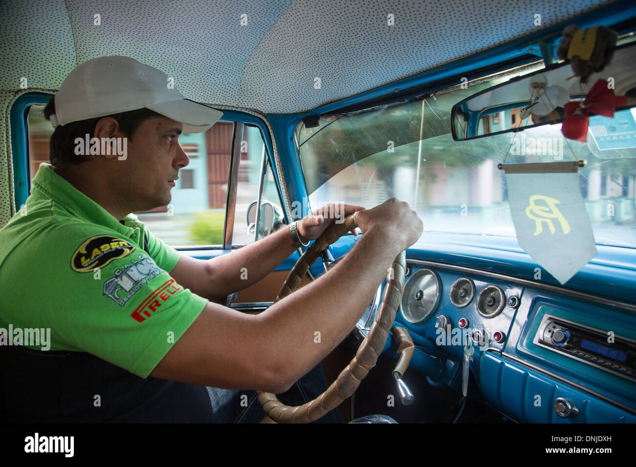TAXI-FAHRER AM STEUER SEINES ALTEN AMERIKANISCHEN AUTOS, VINALES TAL, AUFGEFÜHRT ALS WELTKULTURERBE VON UNESCO, KUBA, KARIBIK Stockfoto