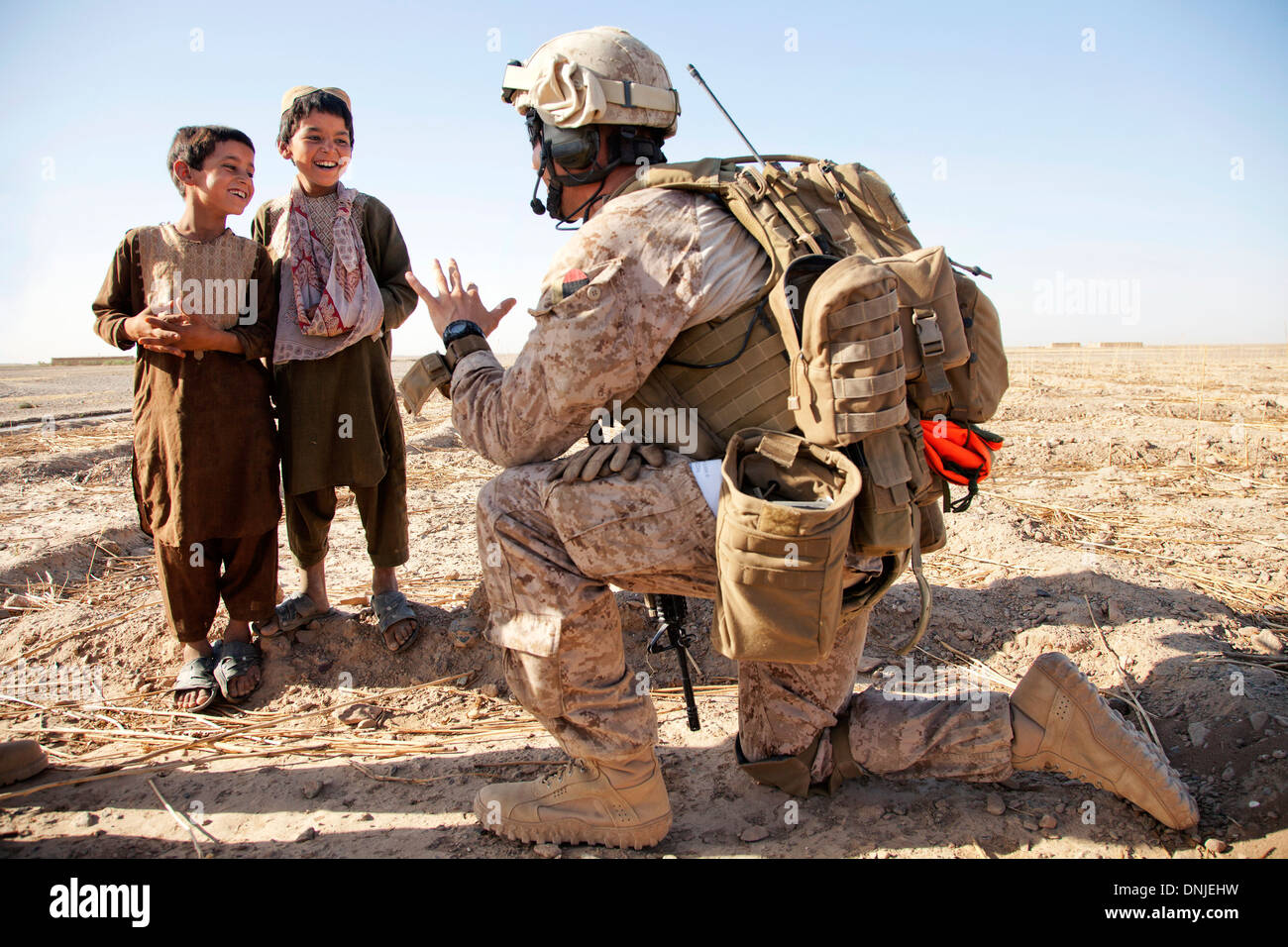 Ein US-Marine Witze um mit afghanischen Kindern während einer Operation 3. Juli 2013 in der Provinz Helmand, Afghanistan. Stockfoto