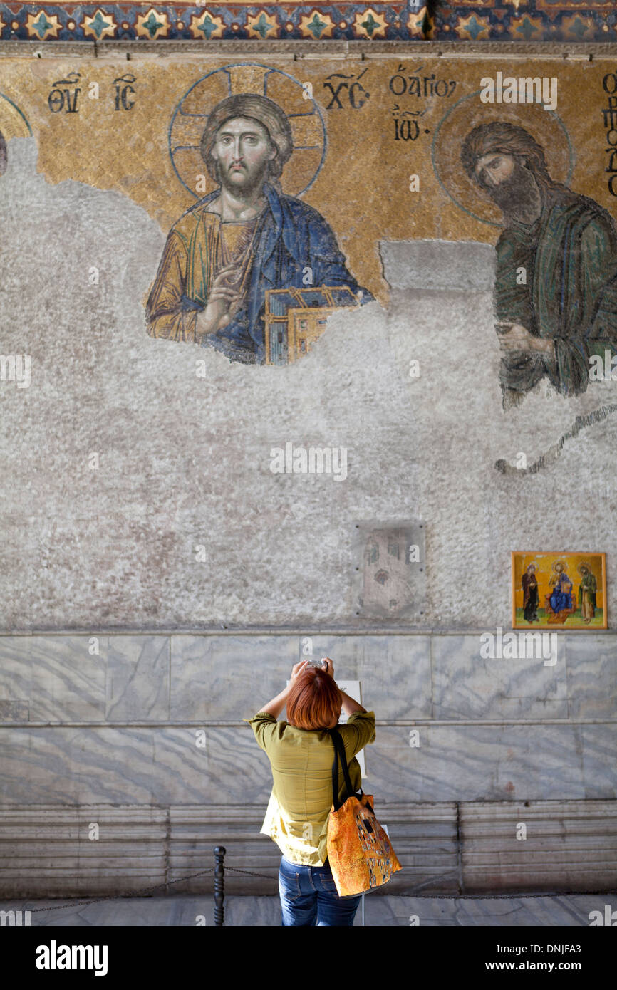 Eine weibliche Touristen fotografieren das Mosaik in der Hagia Sofia in Istanbul, Türkei Stockfoto