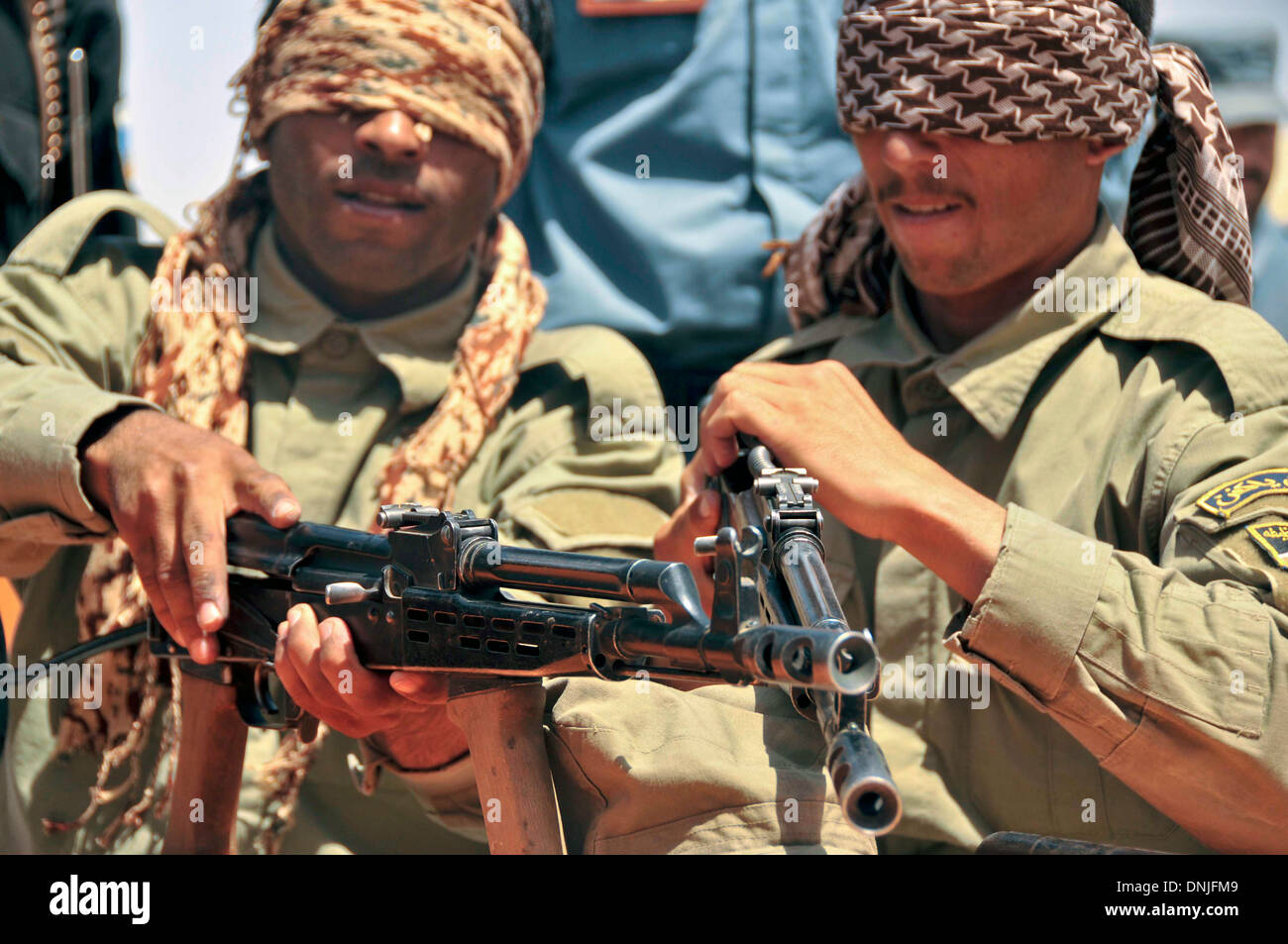 Afghanische Polizei Offiziere zeigen ihre Waffen-Expertise durch Demontage und Montage AK-47 Gewehre, während im regionalen Ausbildungszentrum ALP 6. Juni 2013 in Lashkar Gah District, Provinz Helmand, Afghanistan die Augen verbunden. Stockfoto