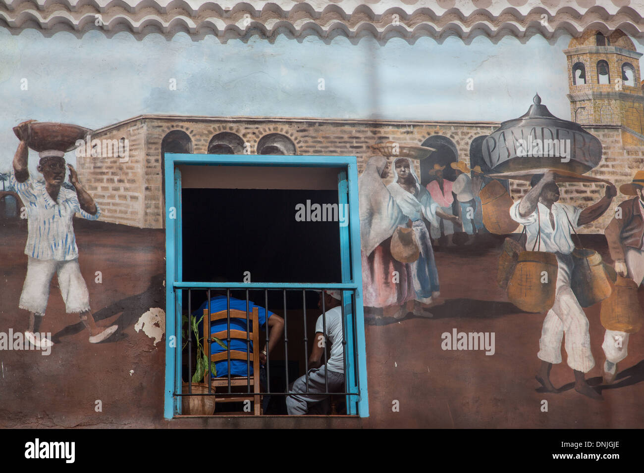 FRESKO ZUR VERANSCHAULICHUNG DER SPANISCHEN KOLONIALZEIT UND SCHWARZEN SKLAVEREI AN EINER WAND IN DER CALLE OBISPO, HAVANNA, KUBA, KARIBIK Stockfoto