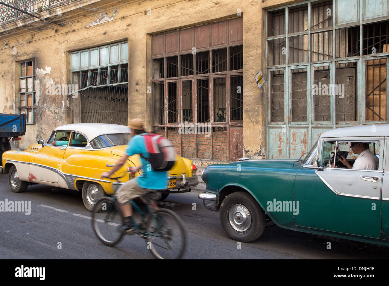 STRAßENSZENE MIT ALTEN AMERIKANISCHEN AUTOS, HAVANNA, KUBA, KARIBIK Stockfoto