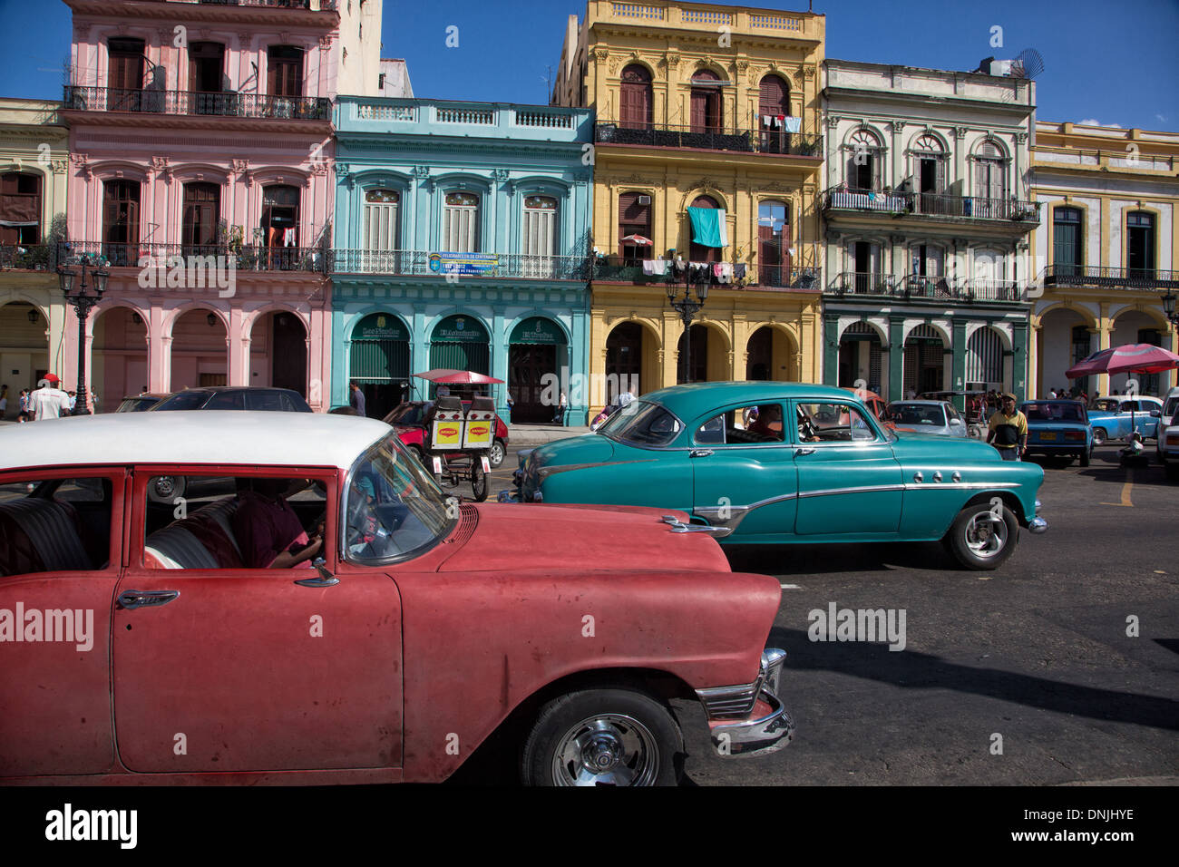 ALTE AMERIKANISCHE AUTOS VOR BUNTEN FASSADEN, HAVANNA, KUBA, KARIBIK Stockfoto