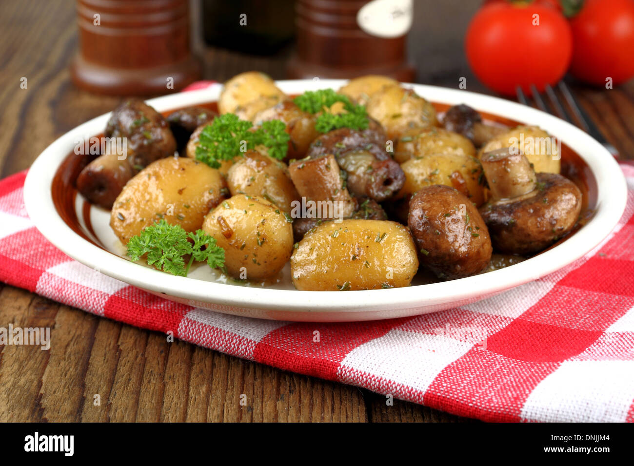Braune Champignons und Rosmarin Kartoffel, Nahaufnahme Stockfoto