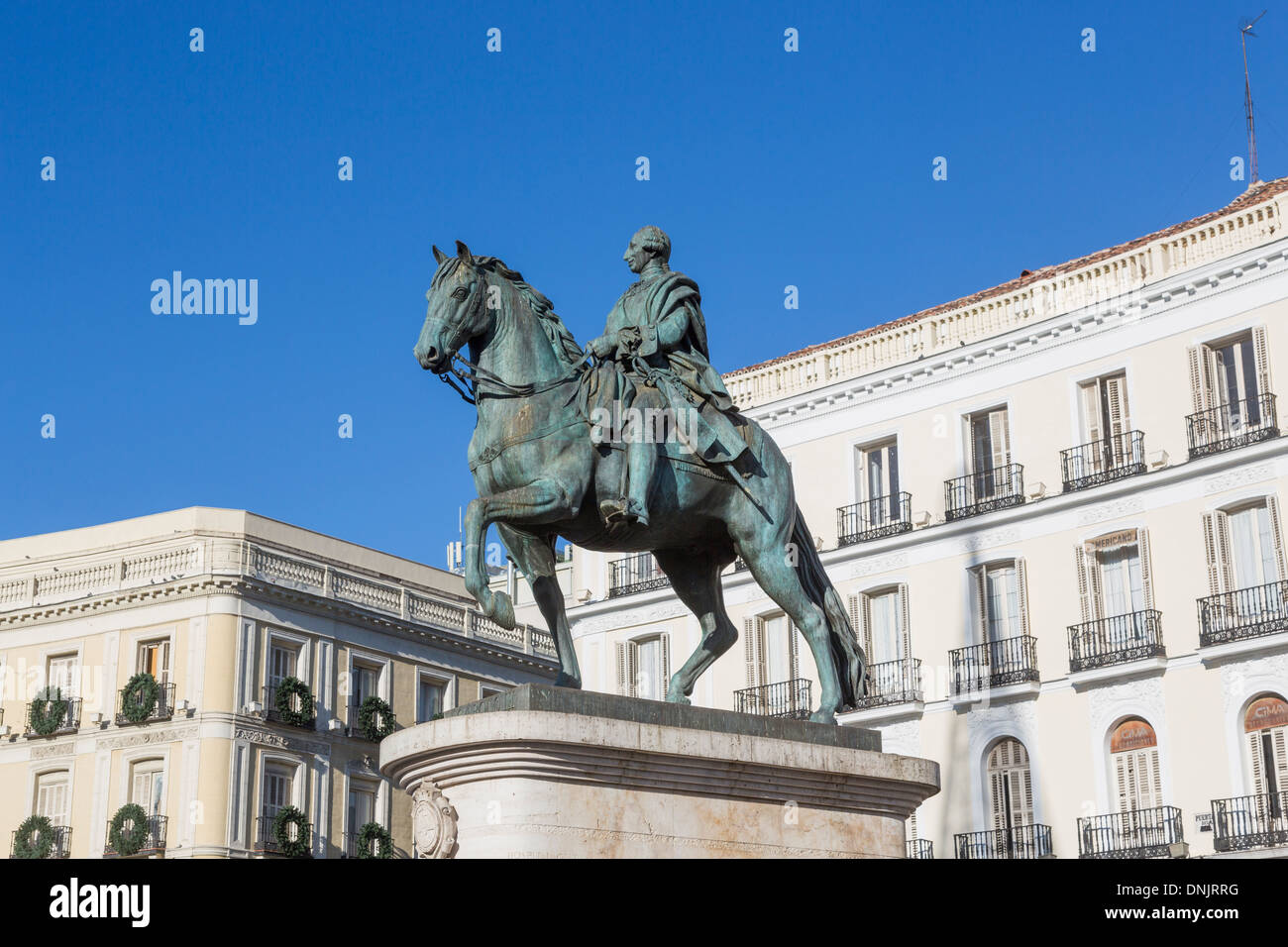 Blick auf die berühmte Statue von König Karl III. von Spanien montiert auf dem Pferderücken an der Plaza Mayor, Madrid, die Hauptstadt Spaniens, ein Sehenswürdigkeiten Attraktion Stockfoto