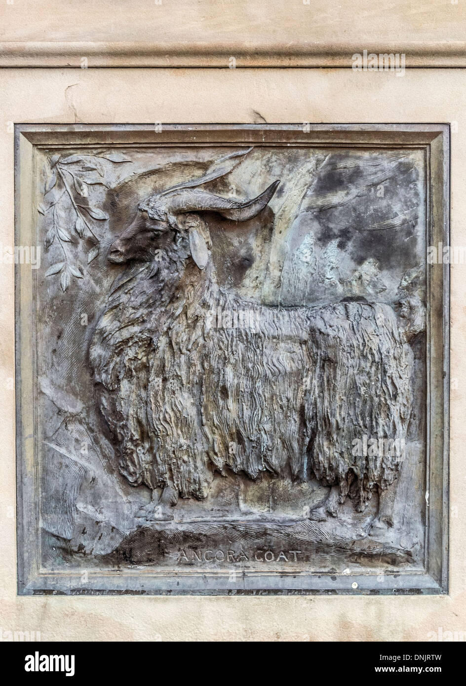 Bronze Relief der Angora-Ziege auf dem Sockel der Statue von Sir Titus Salt Stockfoto