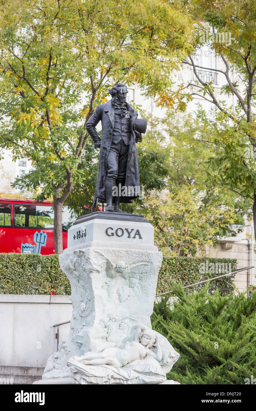 Blick Auf Die Beruhmte Statue Der Spanische Kunstler Und Maler Goya Ausserhalb Des Prado Museum Madrid Spanien Standigen Stockfotografie Alamy