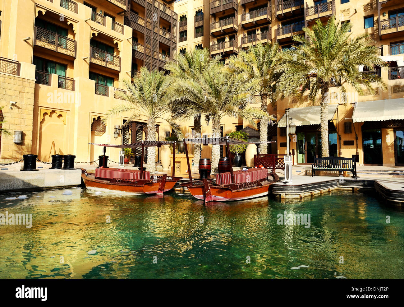Blick auf den Souk Madinat Jumeirah und Abra Booten, Dubai, Vereinigte Arabische Emirate Stockfoto