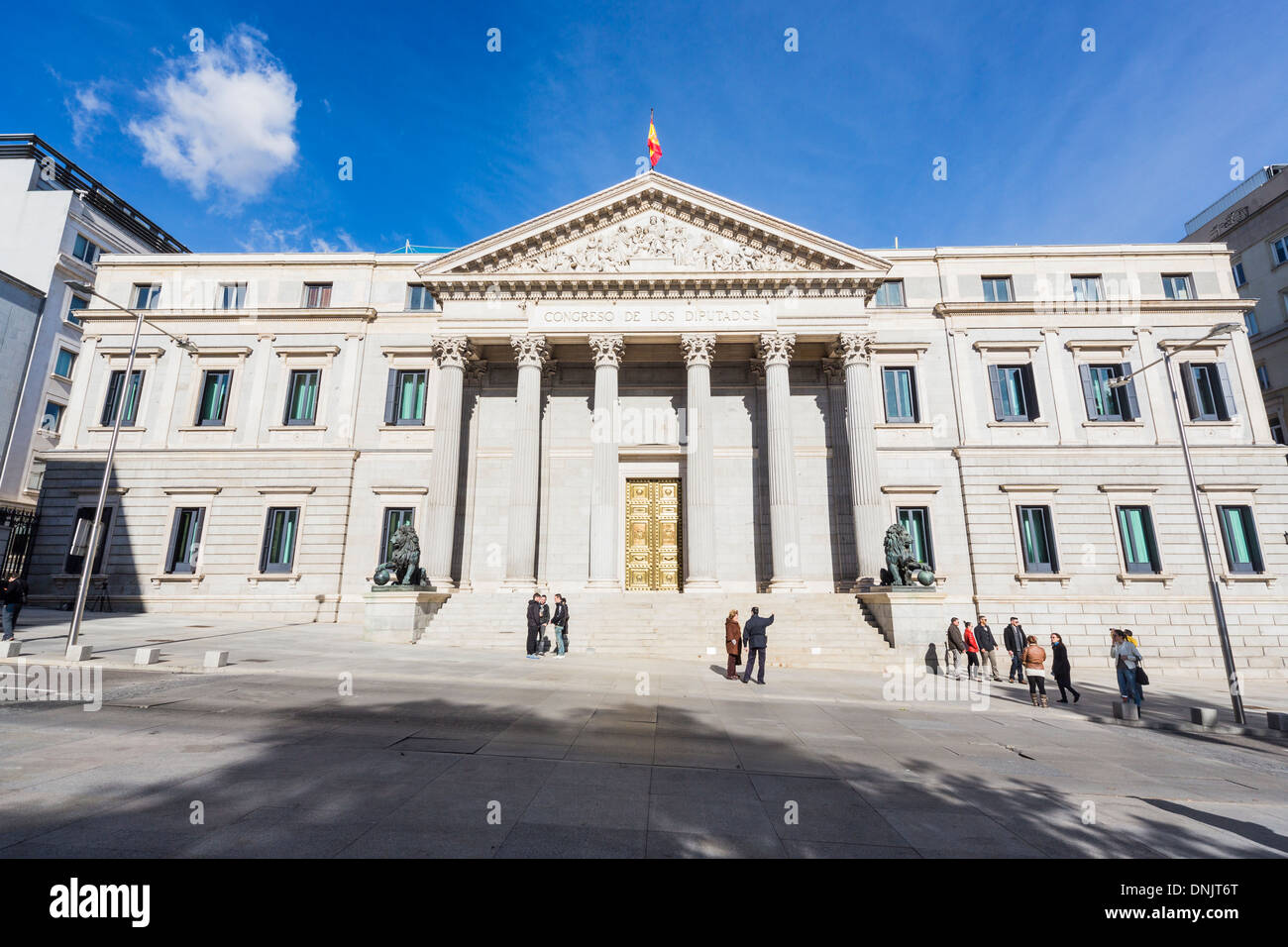 Anzeigen von Säulen getragenen Eingang zu den Wahrzeichen Congreso de los Diputados (Abgeordnetenkammer), Plaza De Las Cortes, Madrid, Spanien, sonnigen Tag, blauer Himmel Stockfoto