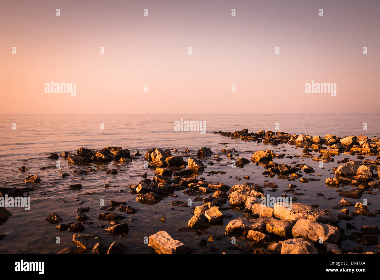 Dramatischen Sonnenuntergang. Blick auf einer tropischen Lagune in der Abenddämmerung Stockfoto