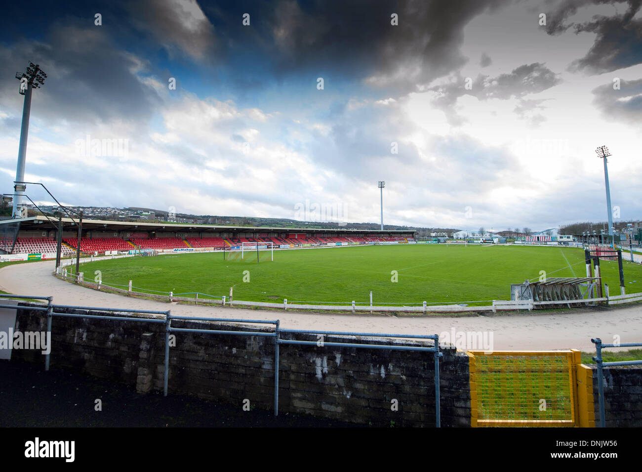 Derry - Londonderry, Nordirland - 31. Dezember 2013 - Derry City Council, das Brandywell Stadium, die Heimat von Derry City Football Club, besitzt hat zugestimmt, £2 verbringen. 7 m auf seine Sanierung. Es gibt Pläne für eine neue Tribüne, Umkleidekabinen und einen Kunstrasenplatz. Die Greyhound-Rennstrecke, die den Platz umgibt werden entfernt Credit: George Sweeney / Alamy Live News Stockfoto