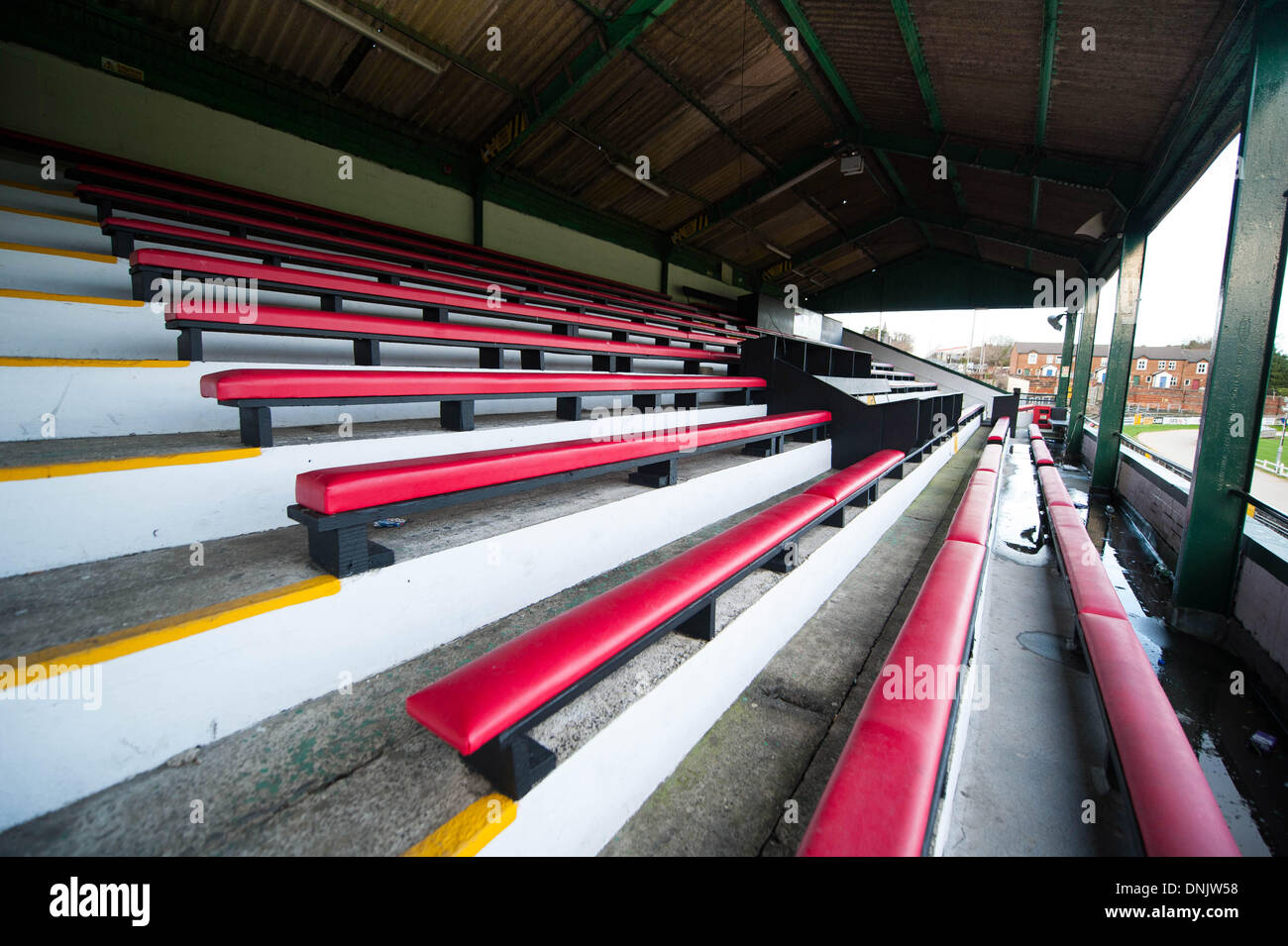 Derry - Londonderry, Nordirland - 31. Dezember 2013 - Derry City Council, das Brandywell Stadium, die Heimat von Derry City Football Club, besitzt hat zugestimmt, £2 verbringen. 7 m auf seine Sanierung. Es gibt Pläne für eine neue Tribüne, Umkleidekabinen und einen Kunstrasenplatz. Die Greyhound-Rennstrecke, die den Platz umgibt werden entfernt Credit: George Sweeney / Alamy Live News Stockfoto