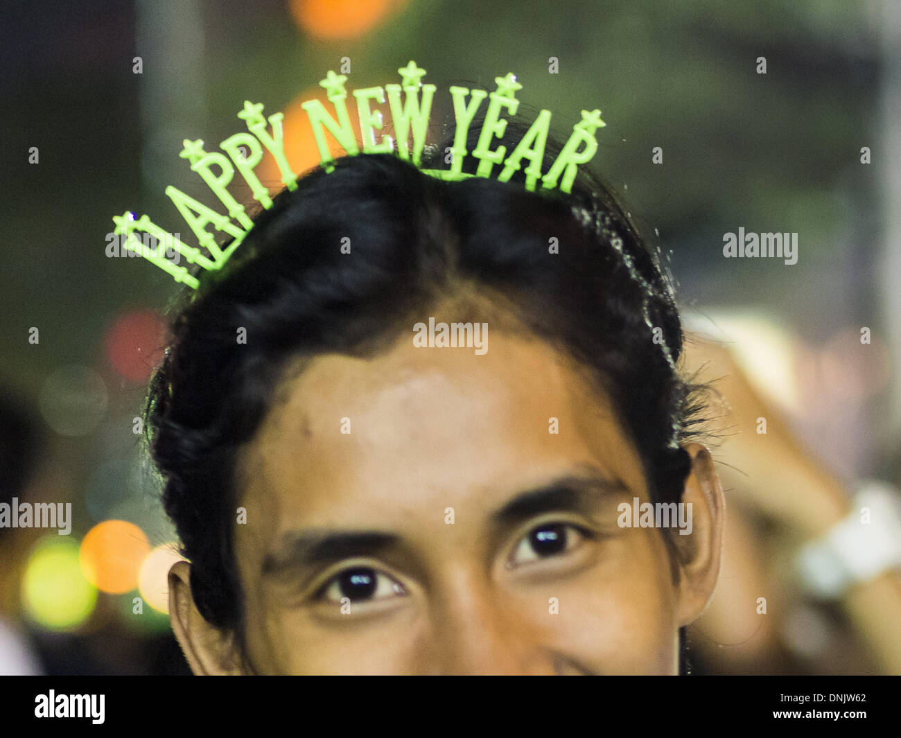 Bangkok, Thailand. 31. Dezember 2013. Ein Mann auf der Silvester-Party in Ratcharprasong-Kreuzung in Bangkok. Hunderttausende von Menschen packen in der Ratchaprasong Kreuzung in Bangkok für die Stadt jährliche Silvester Countdown. Viele Thais gehen die Erawan-Schrein und Wat Pathum Wanaram nahe der Kreuzung zu beten und Verdienst machen. Bildnachweis: Jack Kurtz/ZUMAPRESS.com/Alamy Live-Nachrichten Stockfoto
