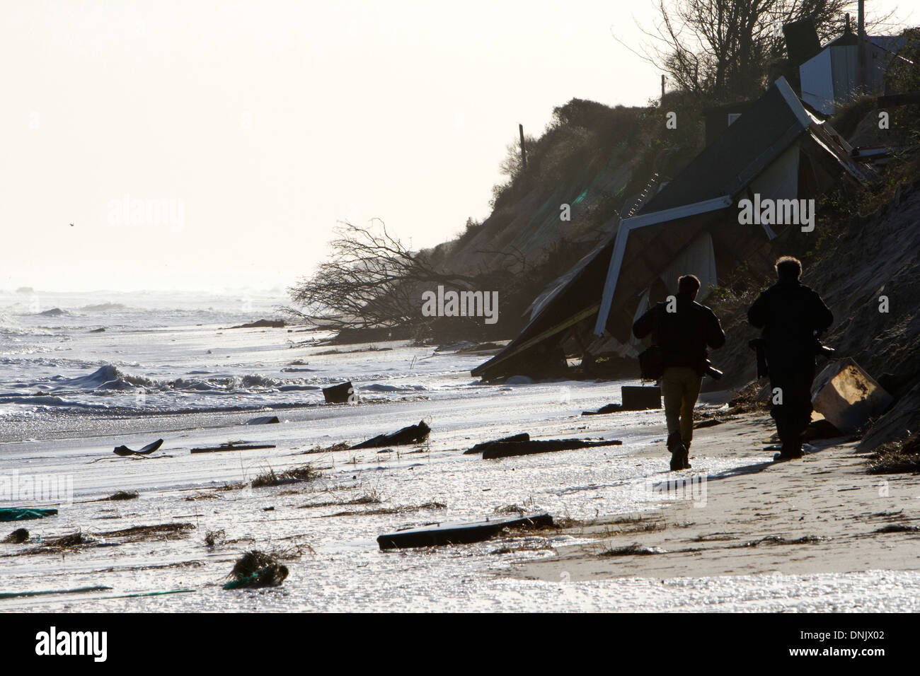 Presse-Fotografen nähern Trümmer von eingestürzten Haus am Hembsby während der Flutwelle des 6. Dezember 2013 Stockfoto