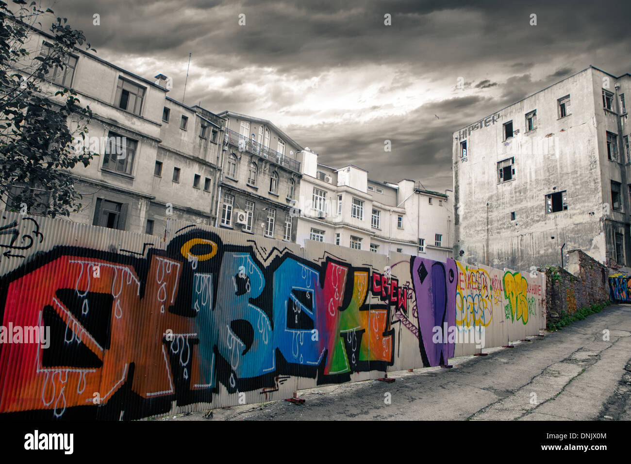 Bunte Graffiti schmückt eine Baustelle im Bereich Taksim in Istanbul, Türkei. Stockfoto