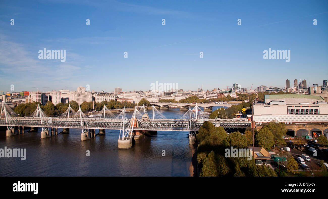 Blick auf Hungerford Bridge, eine der Golden Jubilee Brücken entlang der South Bank des Flusses Themse, London, England, UK. Stockfoto