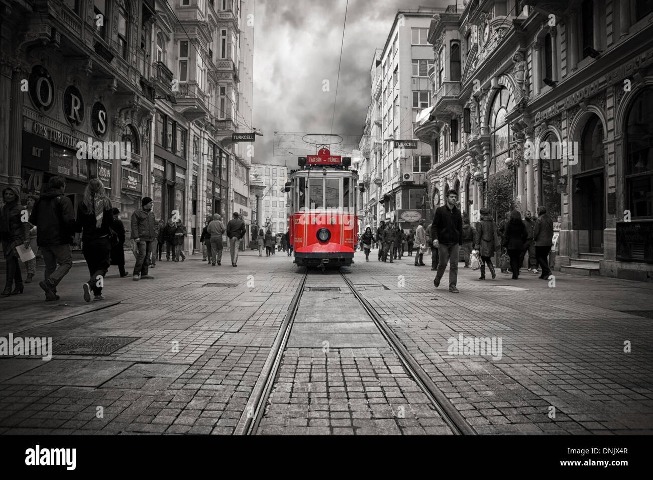 Einer der berühmten alten roten Straßenbahnen im Bereich Taksim in Istanbul, Türkei. Stockfoto